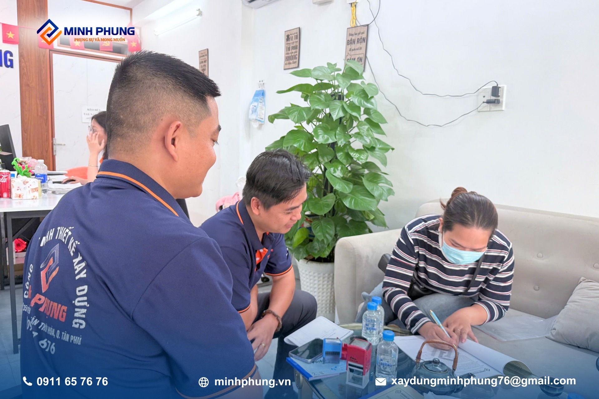 Có thể là hình ảnh về một hoặc nhiều người, mọi người đang học, TV, đồ chơi trẻ em và văn bản